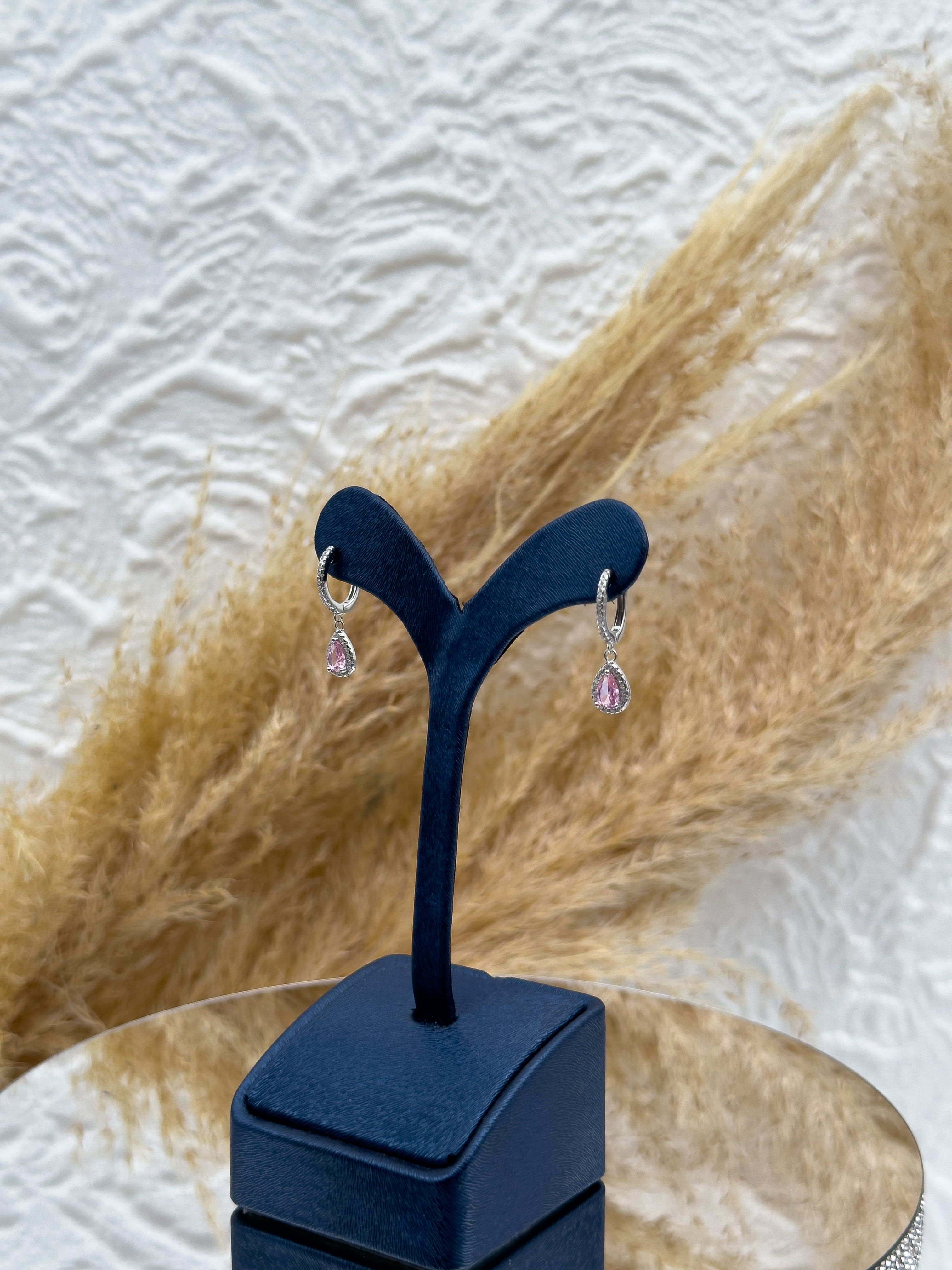 925 Ayar Gümüş Damla Pembe Kuvars Taşlı Sallantılı Kadın Küpe – Zarif Tasarım